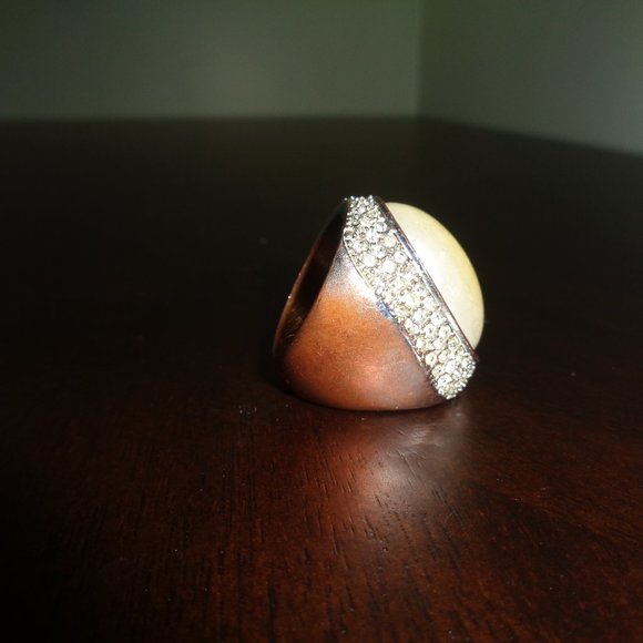 Faux oversized pearl ring-costume jewelry - Picture 3 of 11